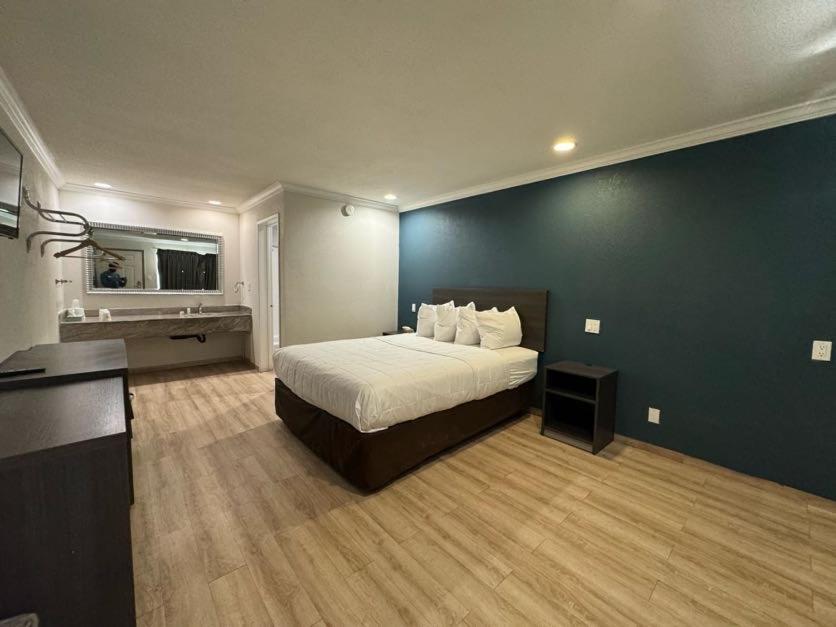 Hotel Baymont By Wyndham Bakersfield Extérieur photo
